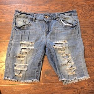 🚨 Close out item/ best offer
Low  Rise Bermuda Shorts